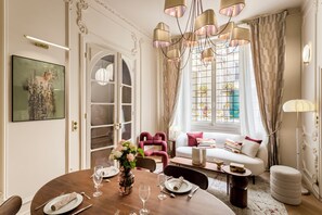 Apartment, Courtyard View | Living area | 43-inch Smart TV with cable channels, Netflix, streaming services - Merveil Signature Suite - Marignan (Paris)