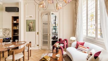 Appartement, vue cour intérieure | Coin séjour | TV connectée, Netflix, services de streaming, espaces bureaux