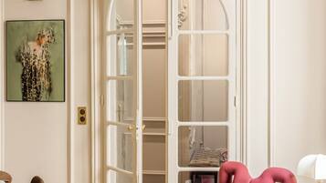 Appartement, vue cour intérieure | Coin séjour | TV connectée, Netflix, services de streaming, espaces bureaux