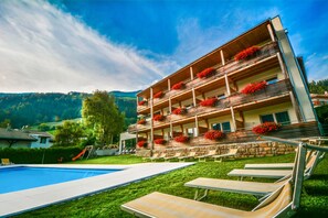 Pool - Room 'Hotel Schweigl Suite 203' with Mountain View, Shared Pool and Wi-Fi (Ultimo)