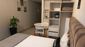 Departamento básico, aire acondicionado, vista a la ciudad | Caja de seguridad en la habitación, cortinas blackout y wifi gratis