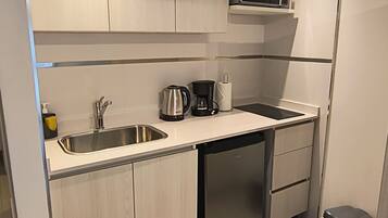 Basic Apartment, Air conditioning, City View | Private kitchen