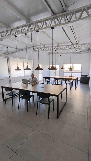 Apartamento básico, Aire acondicionado, vistas a la ciudad | Centro de negocios en la habitación