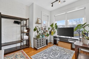 TV - Capitol Hill- 3-BR TH Sleeps 6 - 2 Blocks Eastern Market – Free Parking (Washington)