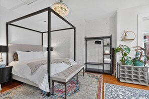 3 bedrooms, iron/ironing board, WiFi, bed sheets - Capitol Hill- 3-BR TH Sleeps 6 - 2 Blocks Eastern Market – Free Parking (Washington)