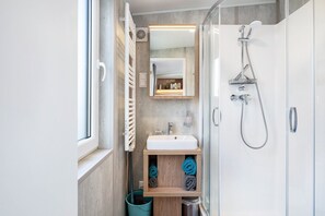 Dusche, Haartrockner, Handtücher