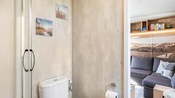 Douche, sĂšche-cheveux, serviettes fournies