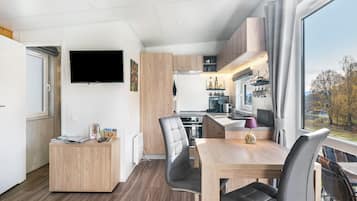 Fridge, oven, stovetop, coffee/tea maker