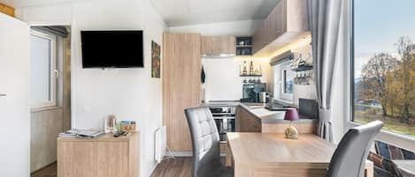 Fridge, oven, stovetop, coffee/tea maker