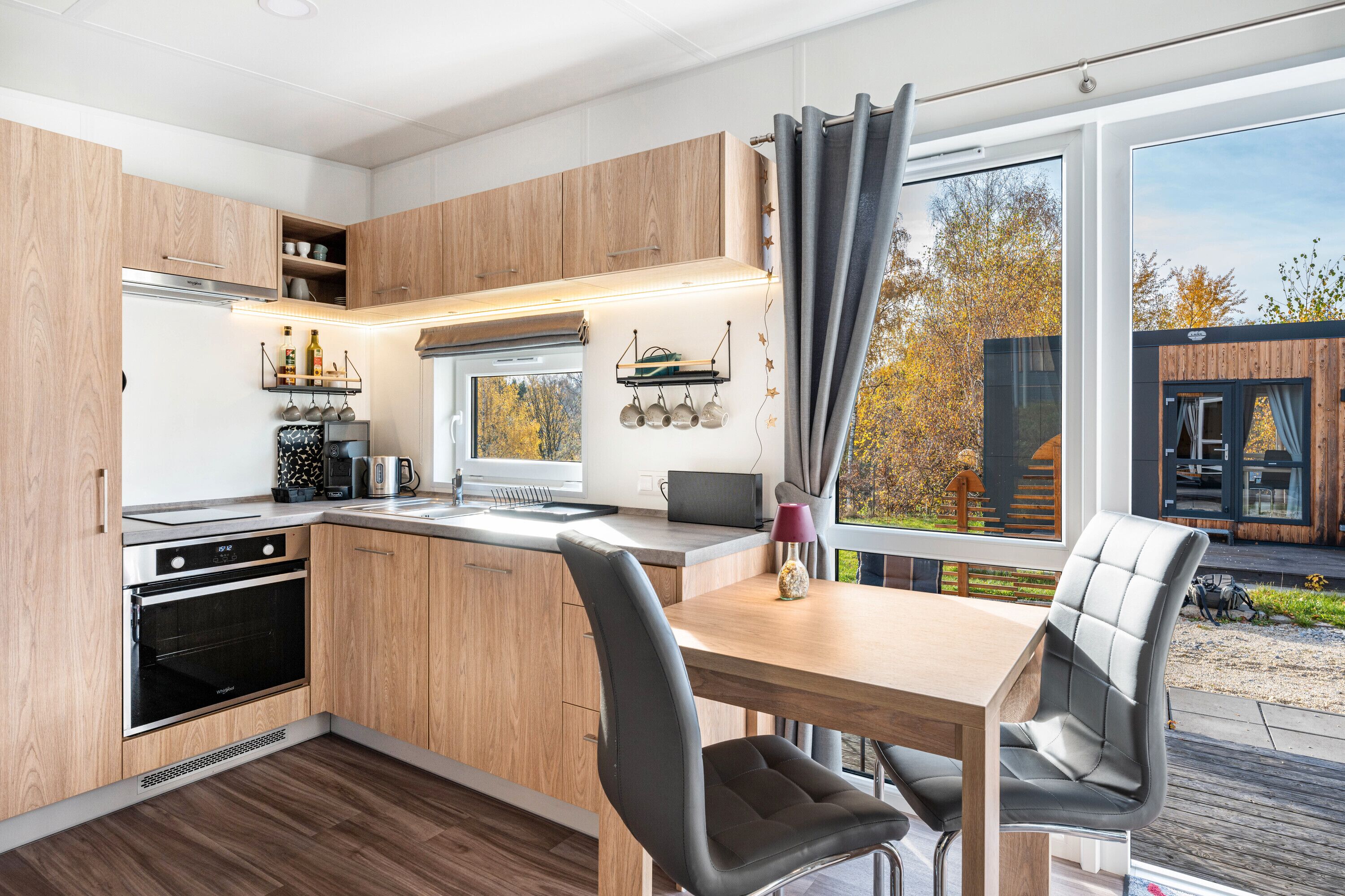 Een koelkast, een oven, een kookplaat, een koffiezetapparaat/waterkoker