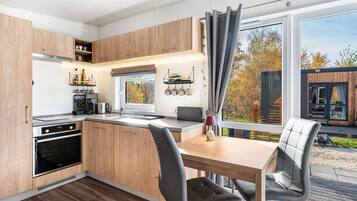 Fridge, oven, stovetop, coffee/tea maker