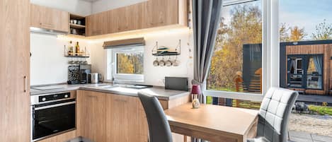 Fridge, oven, stovetop, coffee/tea maker