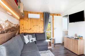 TV - Holiday Home 'Tiny-Haus Nr 15' with Mountain View, Wi-Fi and Air Conditioning (Untergriesbach)