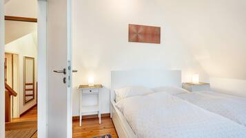 3 bedrooms, iron/ironing board, WiFi, bed sheets