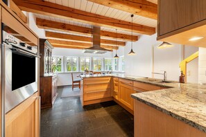 Fridge, microwave, oven, stovetop - Country House: Garden, Fireplace & Sauna (Hude)