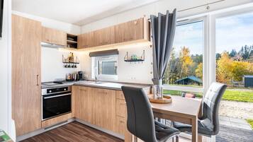 KylskÄp, ugn, spishÀll och kaffe- och tebryggare