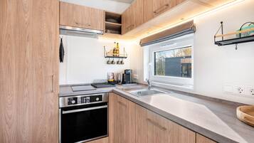 Frigorifero, forno, piano cottura, macchina per tè/caffè