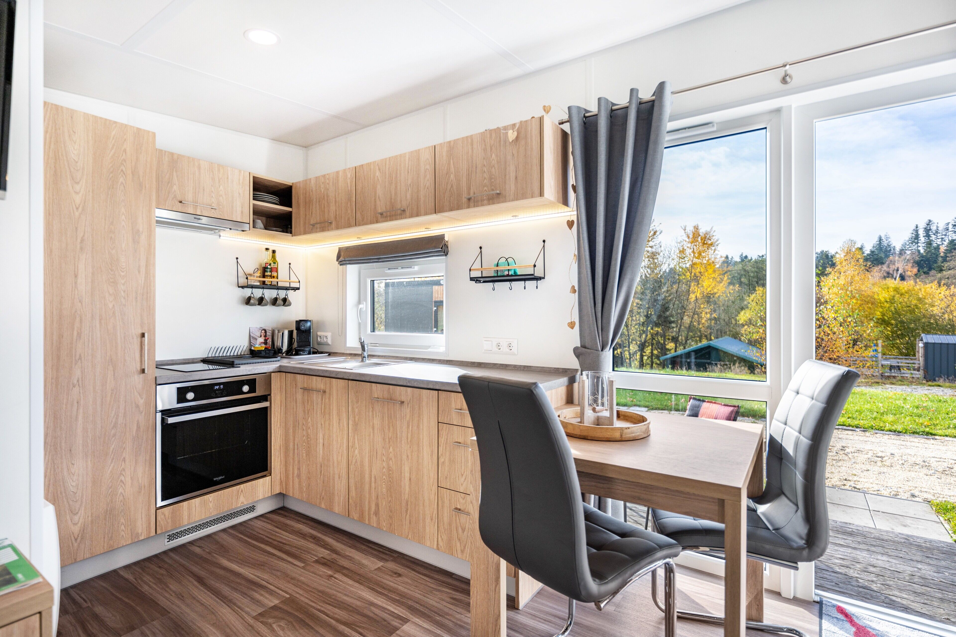 Fridge, oven, stovetop, coffee/tea maker