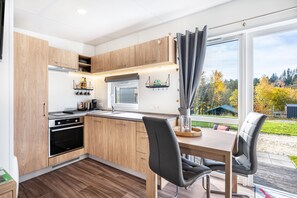 Jääkaappi, uuni, liesi, kahvin-/teenkeitin