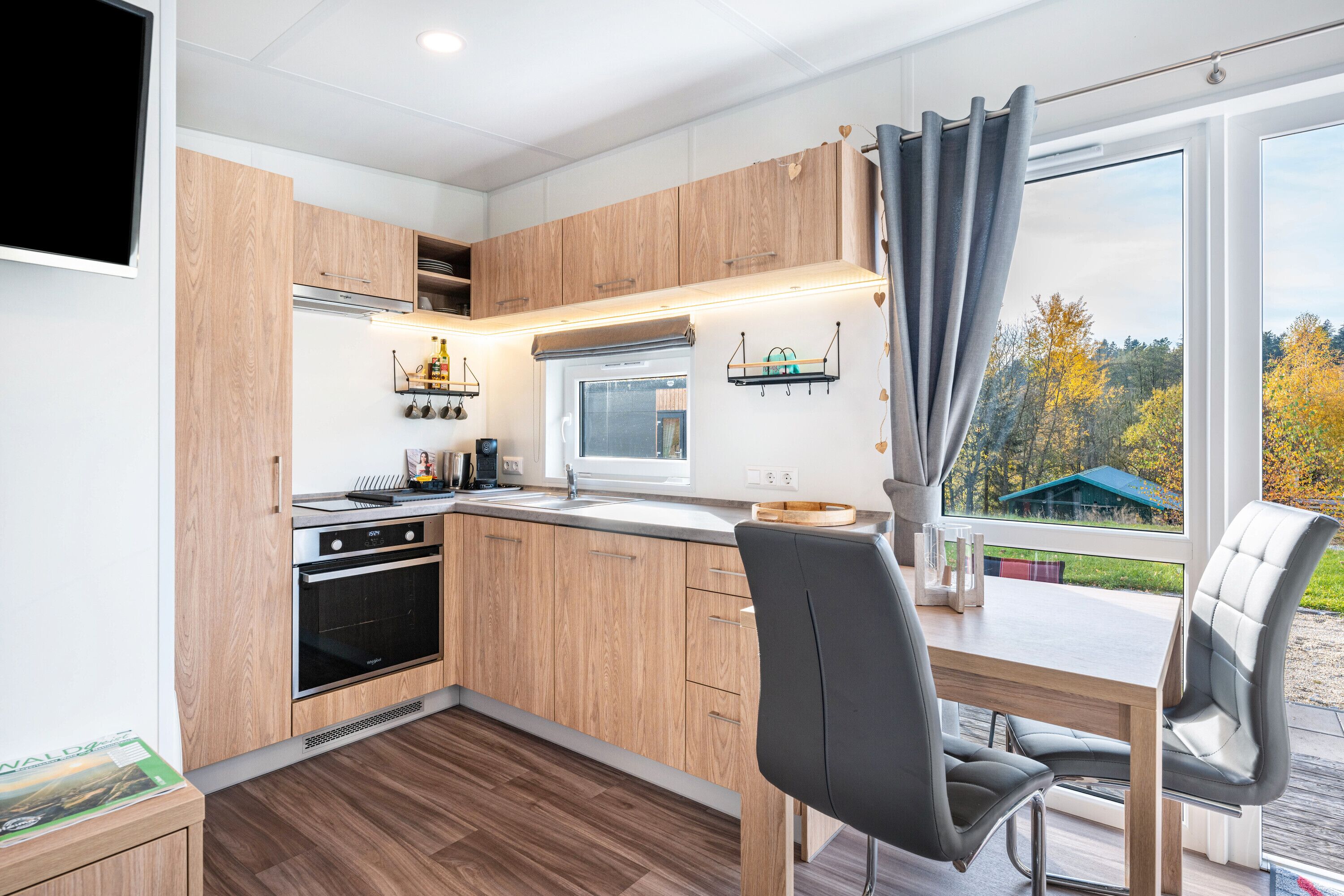 Kühlschrank, Ofen, Herdplatte, Wasserkocher mit Kaffee-/Teezubehör