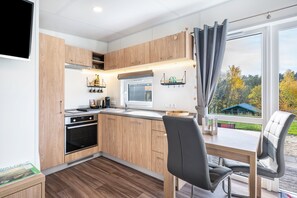 Jääkaappi, uuni, liesi, kahvin-/teenkeitin