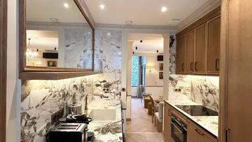 Apartment, Blick auf den Innenhof | Eigene Küche | Kühlschrank, Mikrowelle, Ofen, Herdplatte