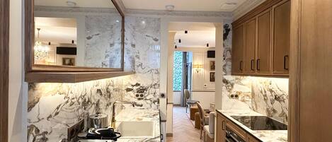 公寓, 庭院景观 | 私人厨房 | 冰箱、微波炉、烤箱、炉灶