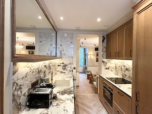 Apartment, Blick auf den Innenhof | Eigene Küche | Kühlschrank, Mikrowelle, Ofen, Herdplatte