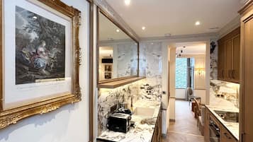 Appartamento, vista cortile | Cucina privata | Frigorifero, microonde, forno, piano cottura