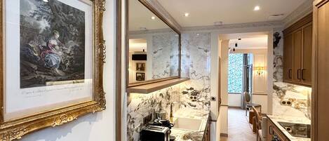 Apartamento, vista para o pátio | Cozinha privada | Geladeira, micro-ondas, fogão, cooktop