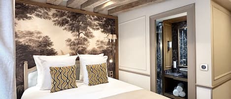 Apartment, Courtyard View | Hypo-allergenic bedding, pillow-top beds, in-room safe