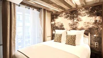 Apartment, Courtyard View | Hypo-allergenic bedding, pillowtop beds, in-room safe