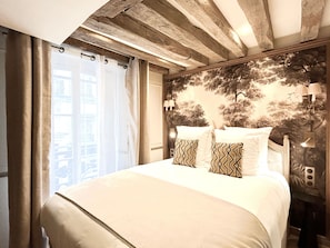 Apartemen, pemandangan halaman | Seprai antialergi, bantalan ekstra lembut, dan brankas