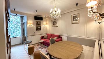 Apartment, Blick auf den Innenhof | Wohnbereich | 43-Zoll-Smart-TV mit Kabelempfang, Netflix, Streaming-Dienste