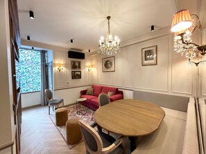 Apartment, Blick auf den Innenhof | Wohnbereich | 43-Zoll-Smart-TV mit Kabelempfang, Netflix, Streaming-Dienste