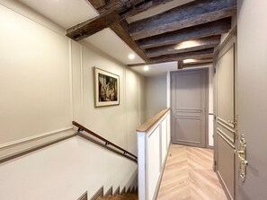 Handrails in hallways - Merveil Luxury Suite - Eiffel Bourgogne (Paris)