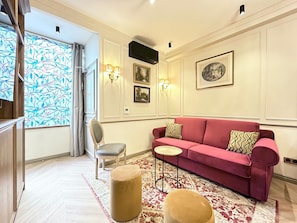 Apartemen, pemandangan halaman | Area keluarga | Smart TV 43-inci dengan saluran TV kabel, Netflix, dan layanan streaming