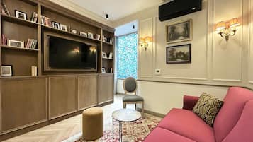 Apartment, Blick auf den Innenhof | Wohnbereich | 43-Zoll-Smart-TV mit Kabelempfang, Netflix, Streaming-Dienste