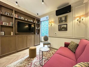 Apartment, Blick auf den Innenhof | Wohnbereich | 43-Zoll-Smart-TV mit Kabelempfang, Netflix, Streaming-Dienste