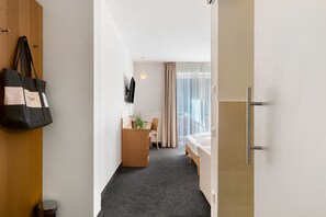 WiFi, bed sheets, wheelchair access