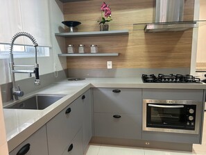 شقة بتجهيزات أساسية | مطبخ خاص