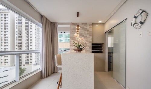 3 Bedroom Apt 300m From the Beach Avb0904