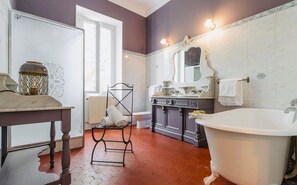 Douche, bidet, serviettes fournies, savon