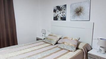 1 bedroom, travel cot