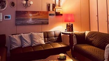 Suite, 3 Bedrooms, Non Smoking | Living area