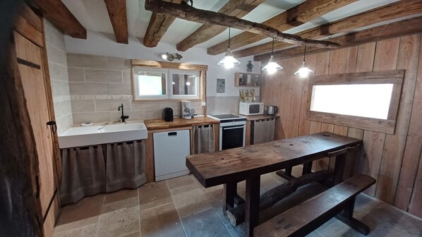 Een koelkast, een microgolfoven, een oven, een kookplaat