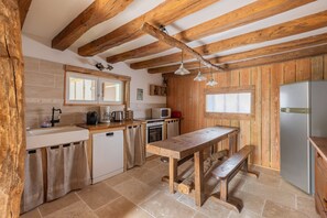 Kylskåp, mikrovågsugn, ugn och spishäll