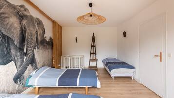 3 bedrooms, iron/ironing board, bed sheets