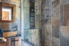 Dusche, kostenlose Toilettenartikel, Haartrockner, Handtücher