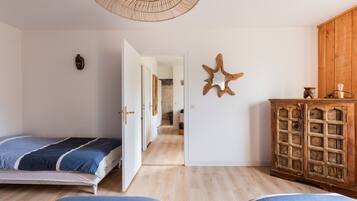 3 bedrooms, iron/ironing board, bed sheets